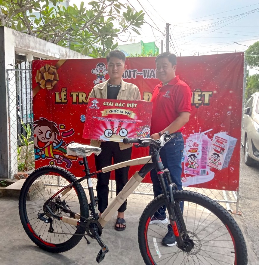 Khách hàng Nguyễn Văn Minh, đến từ thành phố Cao Lãnh, tỉnh Đồng Tháp là người may mắn nhận được chiếc xe đạp này.