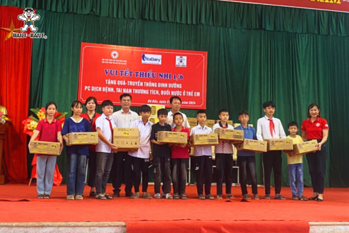 Want Want cùng Hội chữ thập đỏ tỉnh Hòa Bình trao tặng quà Quốc tế Thiếu nhi
