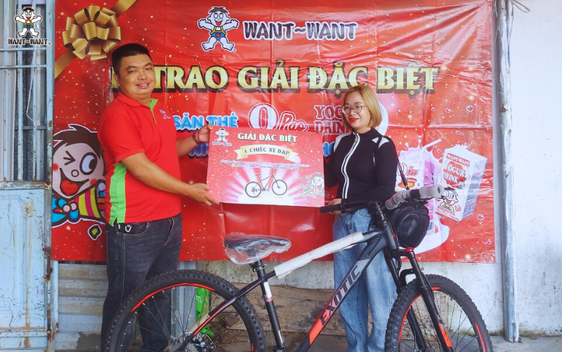 Đại diện Want Want Việt Nam trao xe đạp siêu chất cho khách hàng may mắn thắng giải thưởng cao nhất của chương trình OPAO