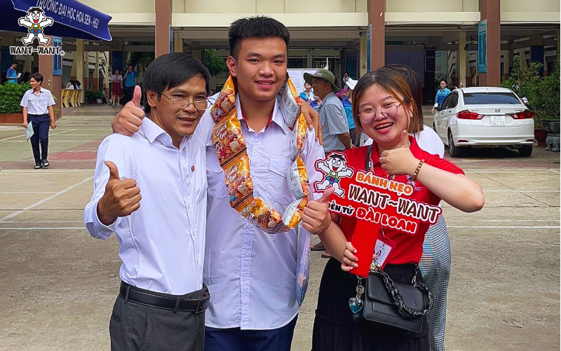 Thí sinh đầu tiên ra khỏi phòng thi vào ngày thi đầu tiên, được chào đón trong vòng tay yêu thương của bố.