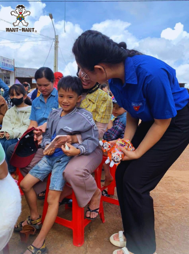 Tình nguyện viên hỏi thăm phụ huynh đang chờ bên ngoài phòng thi