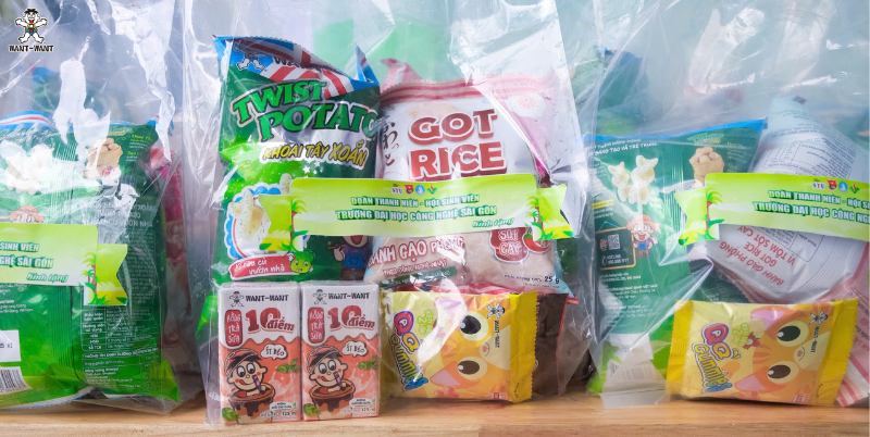 大量旺旺零食已亲手送到孩子们手中