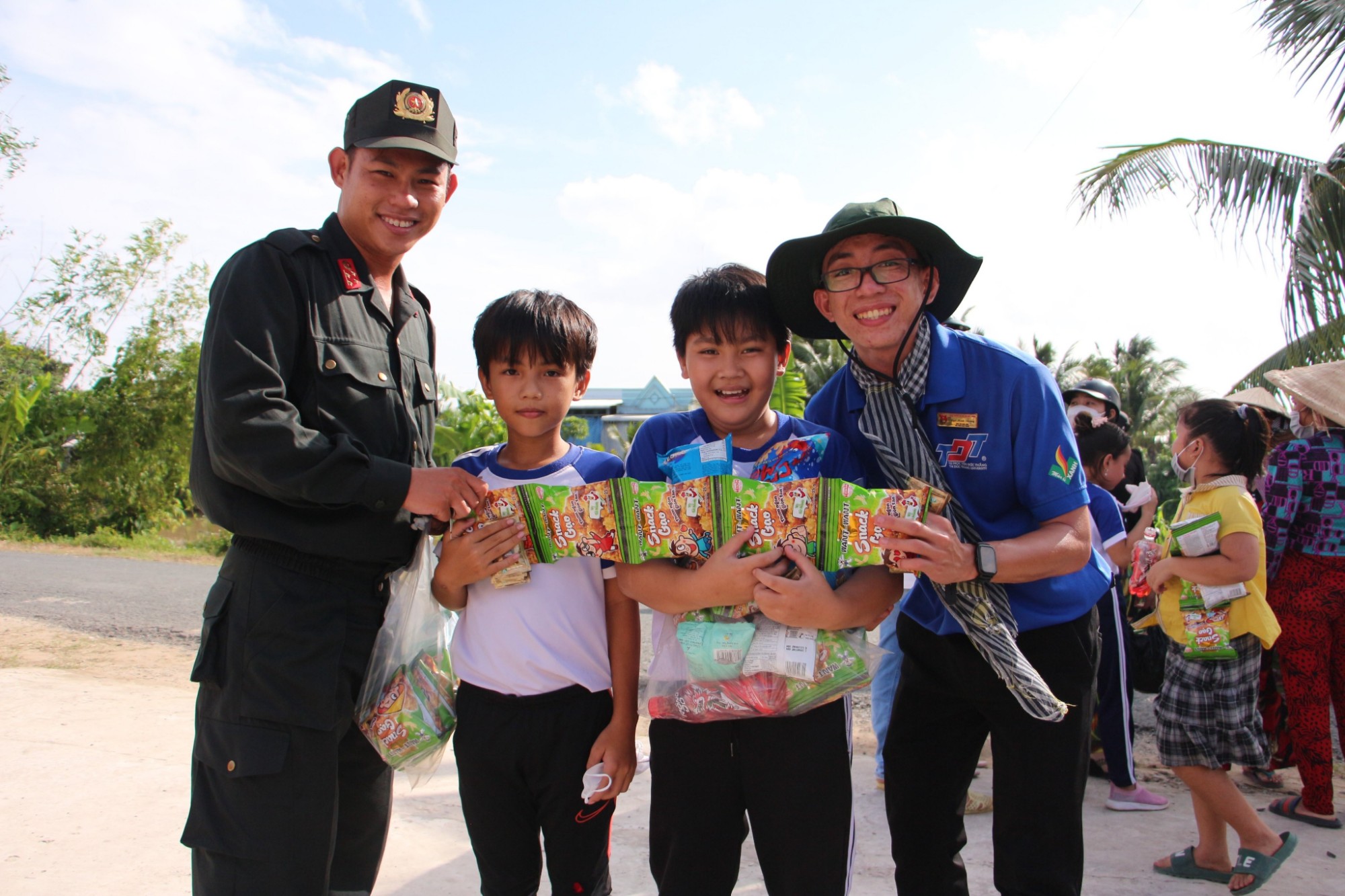 欢乐童年 - 与2023年胡志明市杜克·唐·湘大学绿色夏季活动合作在安江省