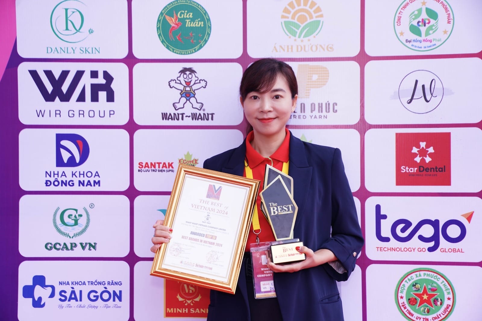 Đại diện Want Want Việt Nam, bà Lin Wen Ting - Giám đốc Marketing nhận giải thưởng Top 10 The Best Of Vietnam 2024.