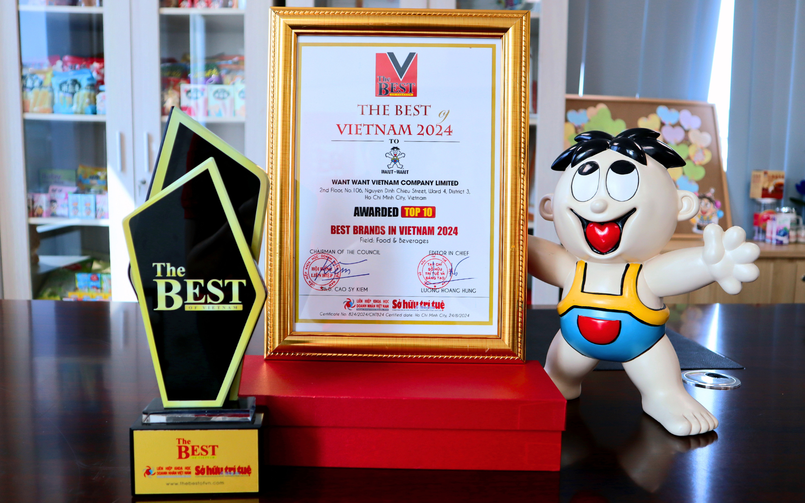 Cận cảnh Cup và Bằng khen Want Want Việt Nam - Top 10 The Best of Vietnam