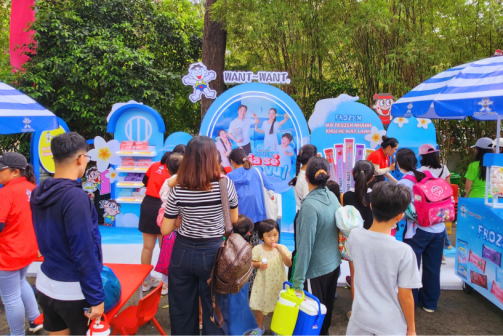 Ghé Booth Want Want nhận hàng ngàn cây kem Frozen mát lạnh và bẻ đôi cơn nóng