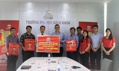 Trường ĐH Bách khoa nhận quà tặng từ công ty TNHH TM Want Want Việt Nam
