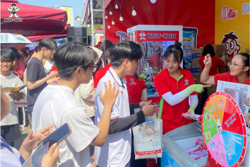 Gian hàng Want Want thu hút đông đảo bạn trẻ tại School Fest 2024