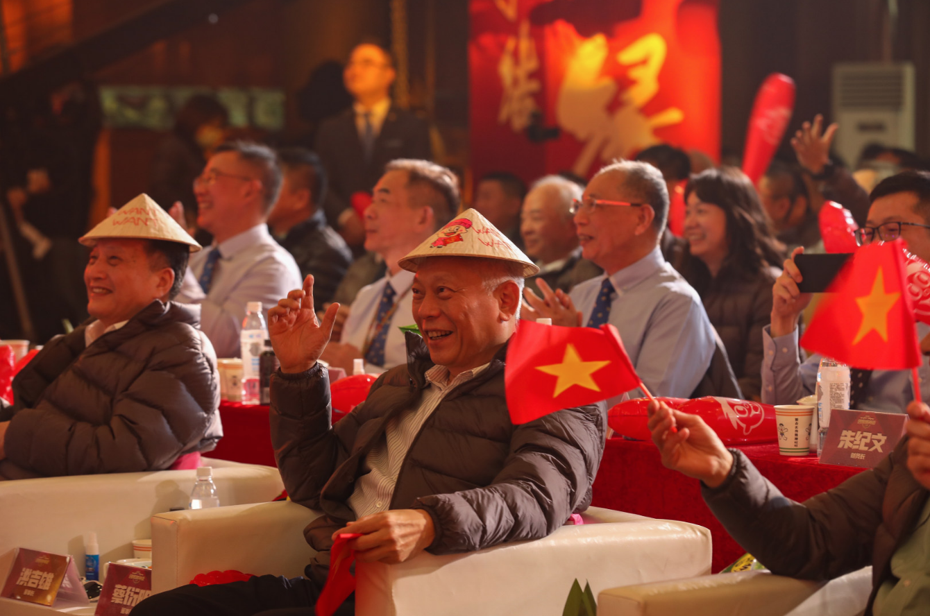 Hình ảnh Ngài chủ tịch tập đoàn Thái Diễn Minh rạng rỡ bên chiếc nón lá Việt Nam. 2